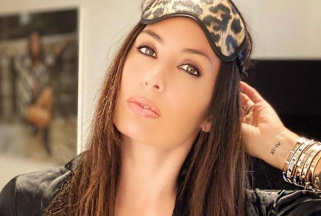 Elisabetta Gregoraci Conquista Tutti La Camicia Si Sbottona Foto