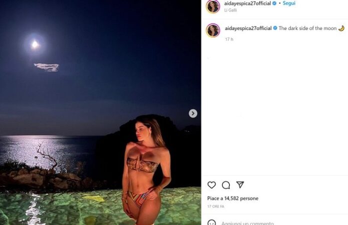 Aida Yespica il bikini all ombra della luna è esplosione pura FOTO