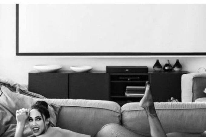 Federica Pacela è da infarto: intimo nero e sguardo seducente - FOTO