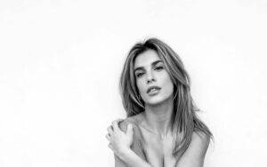 Elisabetta Canalis non riesce a coprirsi del tutto: topless da urlo - FOTO