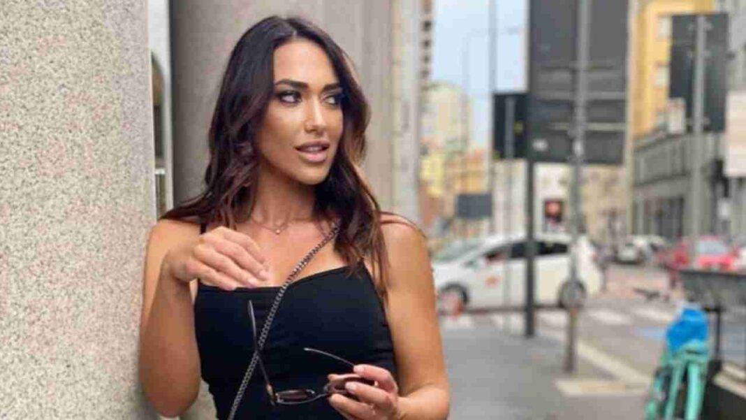 Federica Pacela in spiaggia, il perizoma è bollente - FOTO