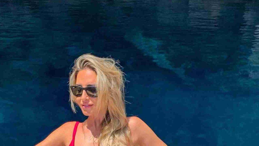 Rossi, 'riflessioni' in costume la scollatura è da panico FOTO