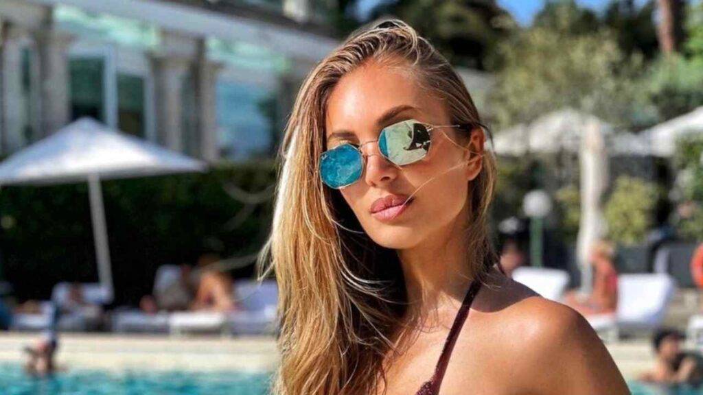 Laura Cremaschi Sposta Il Costume La Temperatura Sale In Piscina Foto