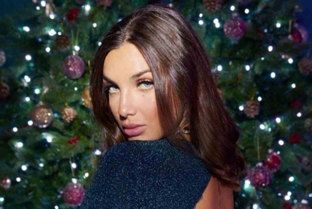 Elettra Lamborghini Esplosiva: Il Lato B Oscura L'albero Di Natale - FOTO