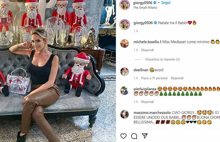 Giorgia Rossi accerchiata da 'Babbo Natale', la scollatura li stende tutti - FOTO