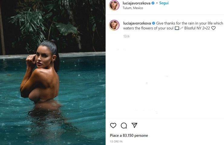 Lucia Javorcekova senza veli, la piscina diventa bollente - FOTO