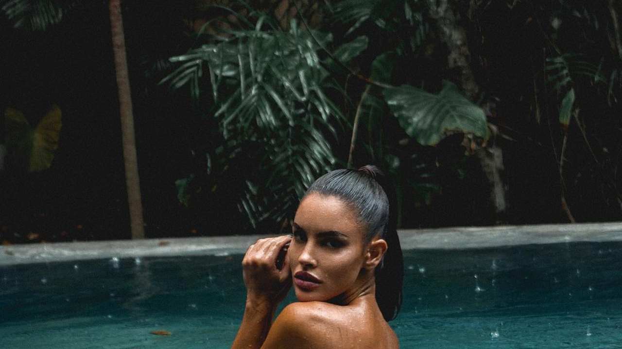 Lucia Javorcekova senza veli, la piscina diventa bollente - FOTO