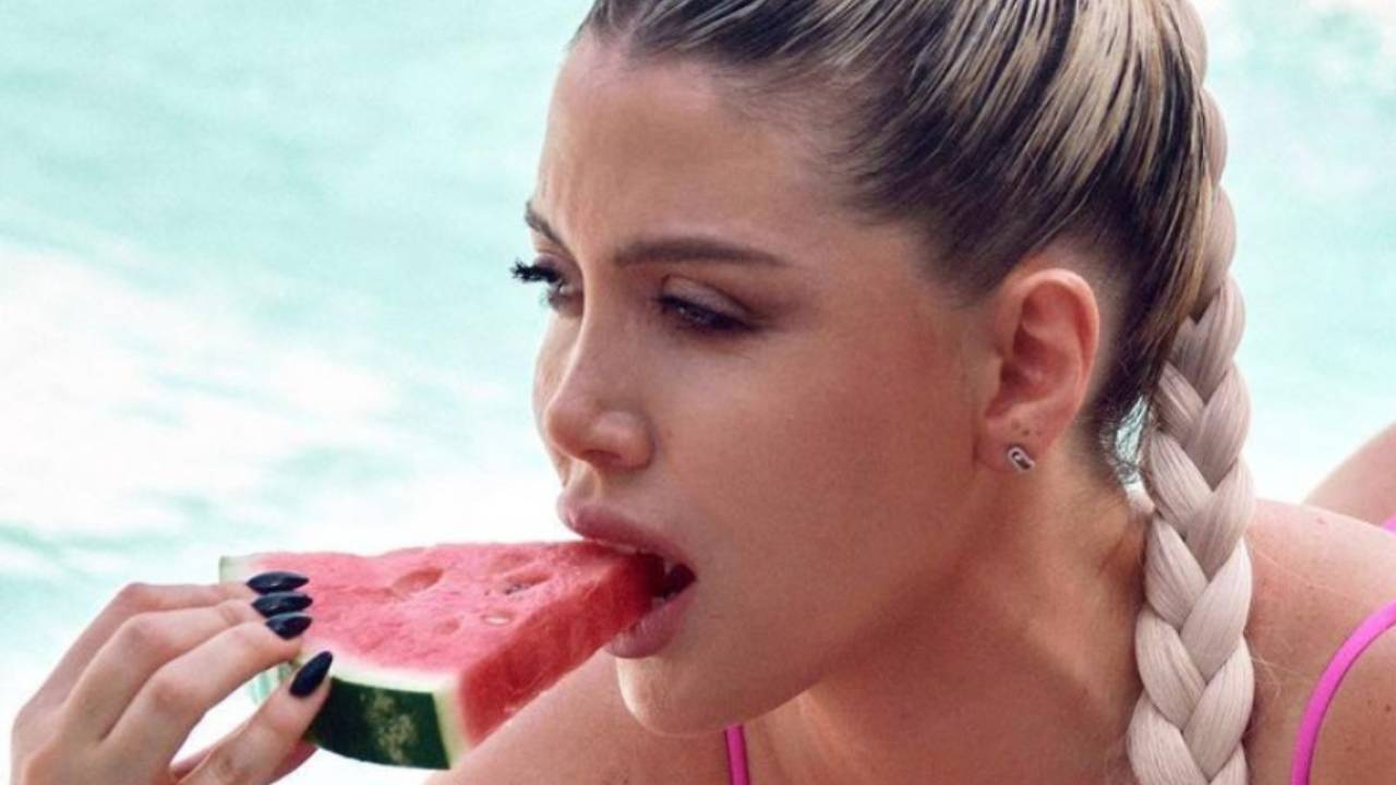 Wanda Nara, voglia d'estate in costume: "Quanti cocomeri!" - FOTO