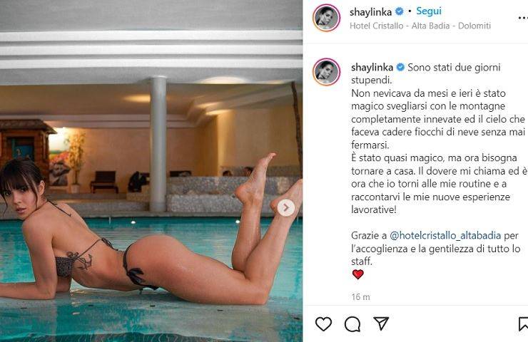 Shaila Gatta in piscina, curve da sirena incontenibili in costume - FOTO