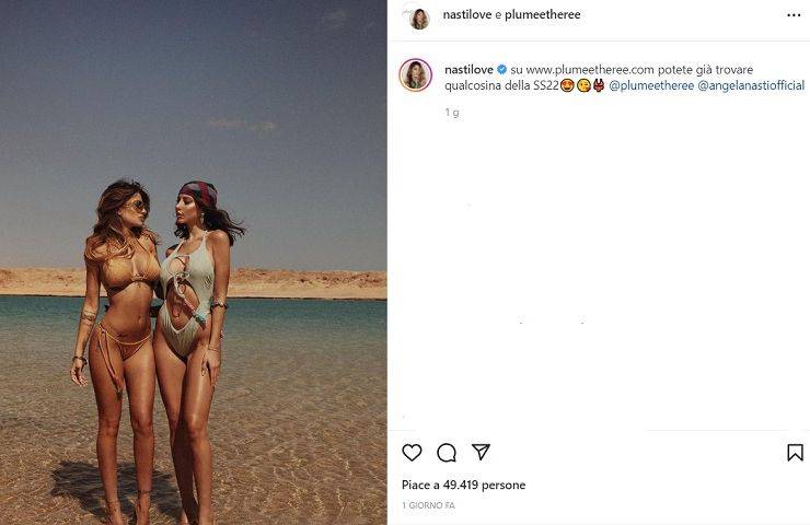 Chiara Nasti, coppia vincente in costume: bikini statuario sulla spiaggia - FOTO