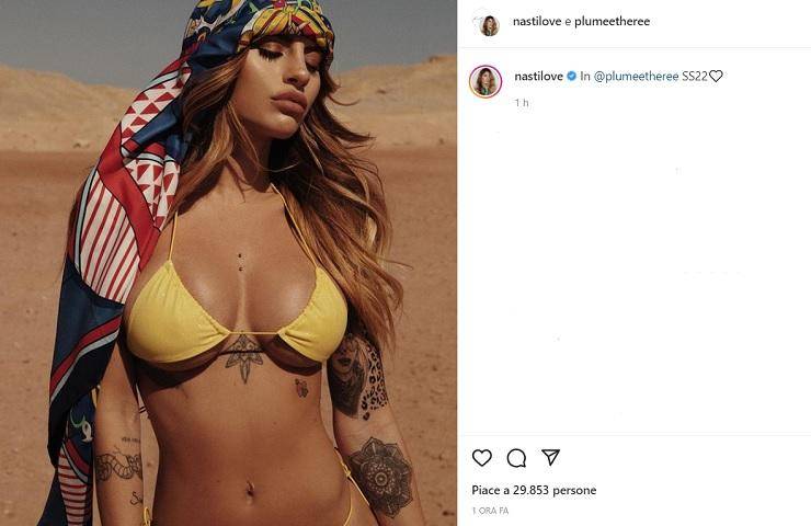 Chiara Nasti, deserto infuocato di passione: bikini esplosivo