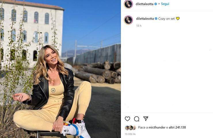 Diletta Leotta scollata al sole: "Togli quel braccio, dai" - FOTO