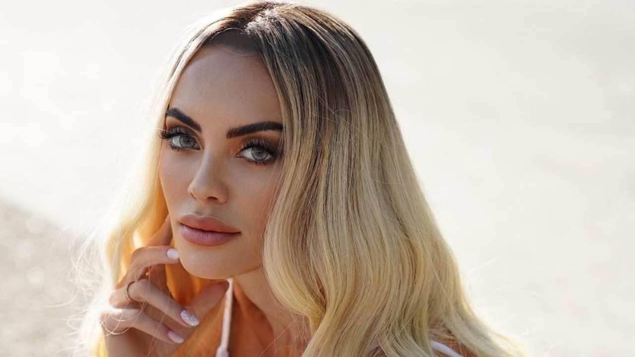 Elena Morali, selfie in intimo: riflesso nello specchio bollente - FOTO