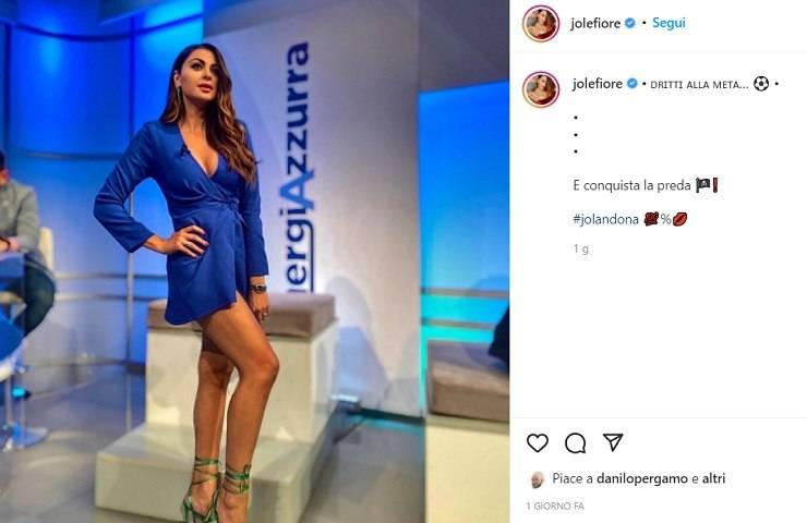 Jolanda De Rienzo, gambe e scollatura da Champions League: l'abito non contiene niente - FOTO