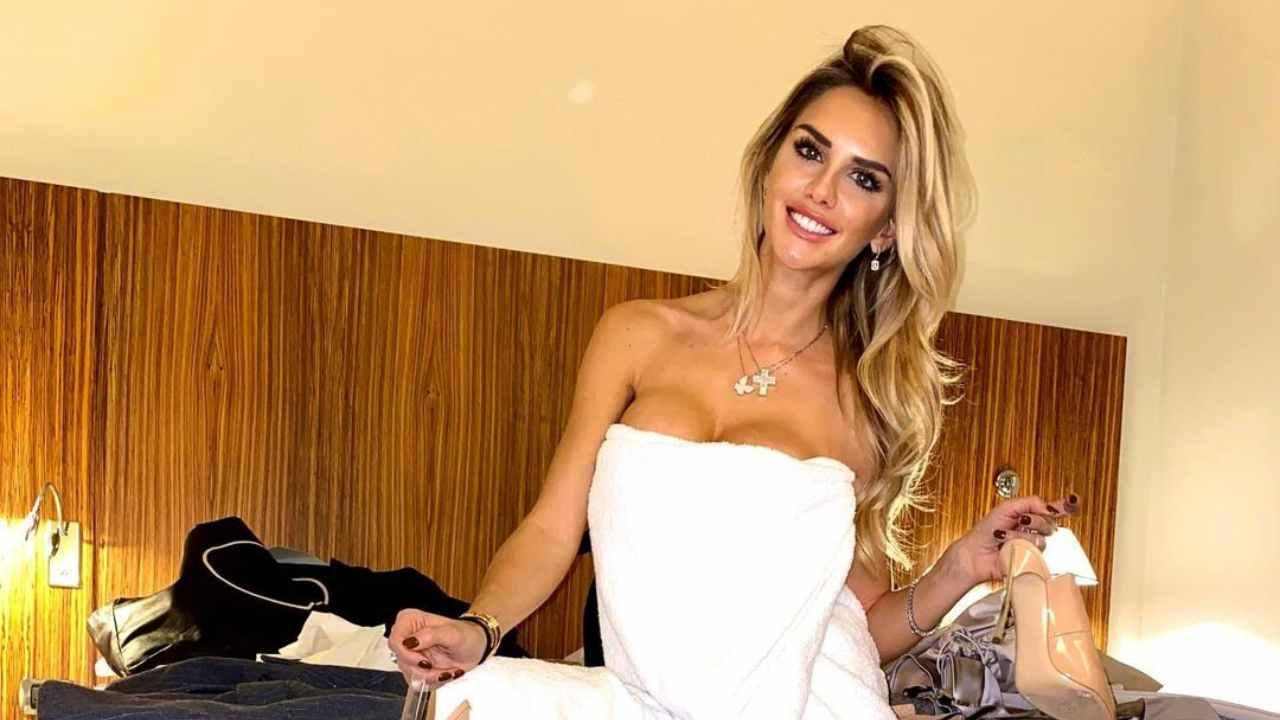 Michela Persico, VIDEO bollente: niente reggiseno e tacchi da urlo