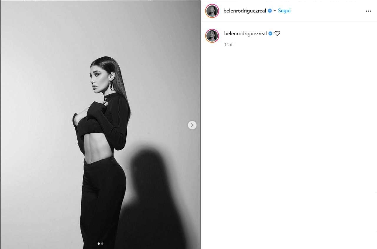 Belen Rodriguez su Instagram in bianco e nero 