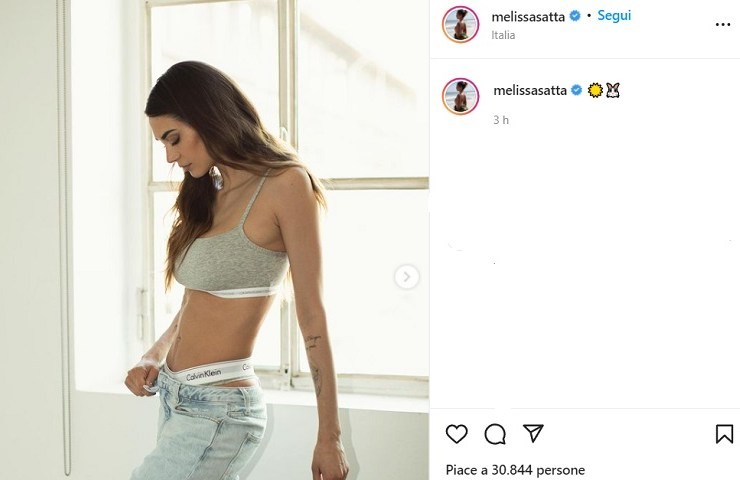 Melissa Satta slaccia i jeans, mutande in vista - FOTO