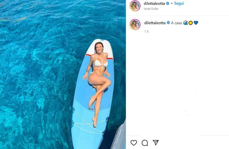 Diletta Leotta in bikini sulla tavola da surf, il mare si fa bollente - FOTO