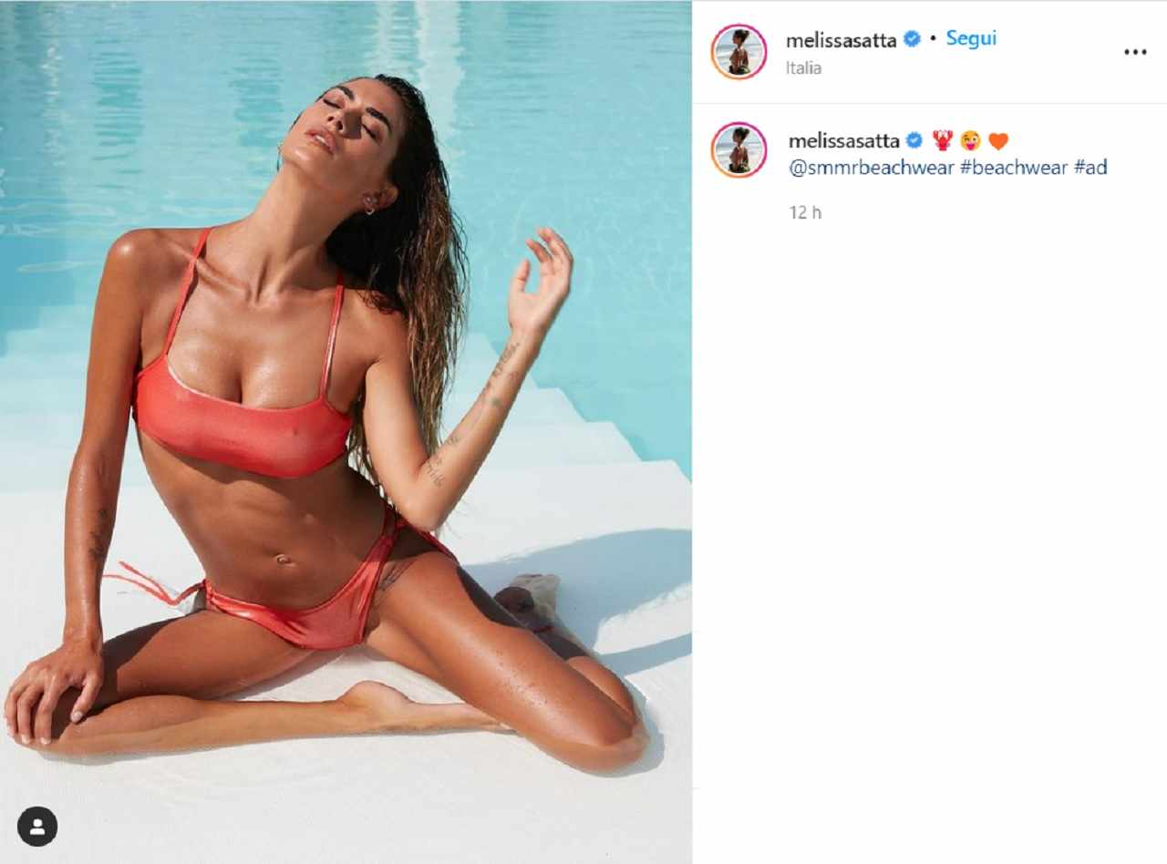 Melissa Satta, posa troppo provocante col mini bikini