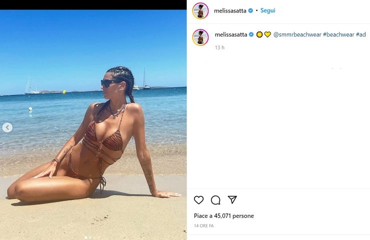 Melissa Satta in bikini tigrato, scollatura senza senso