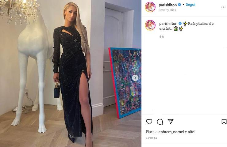 Paris Hilton lascia tutti di sasso: lo spacco del vestito è esagerato