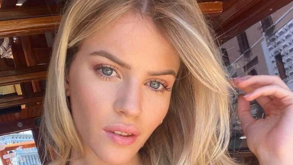 Sara Croce, il bikini leopardato ci mancava fisico statuario