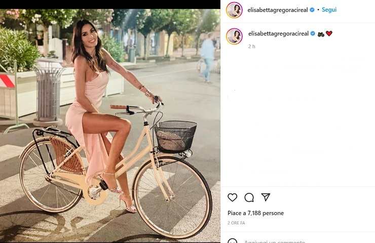 Elisabetta Gregoraci, bellezza in bicicletta: spacco illegale - FOTO
