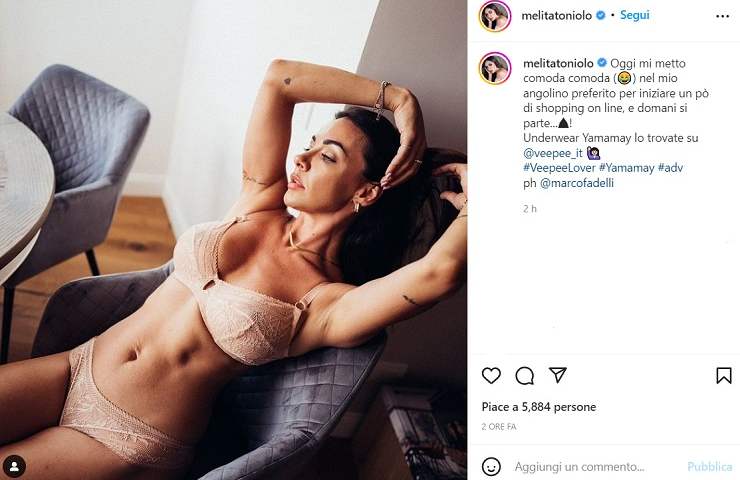 Melita Toniolo, 'comoda comoda' in lingerie: scollatura da capogiro - FOTO