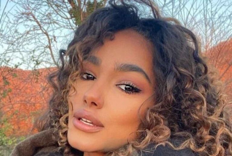 Samira Lui, shorts minuscoli e che tacchi Milano ai suoi piedi
