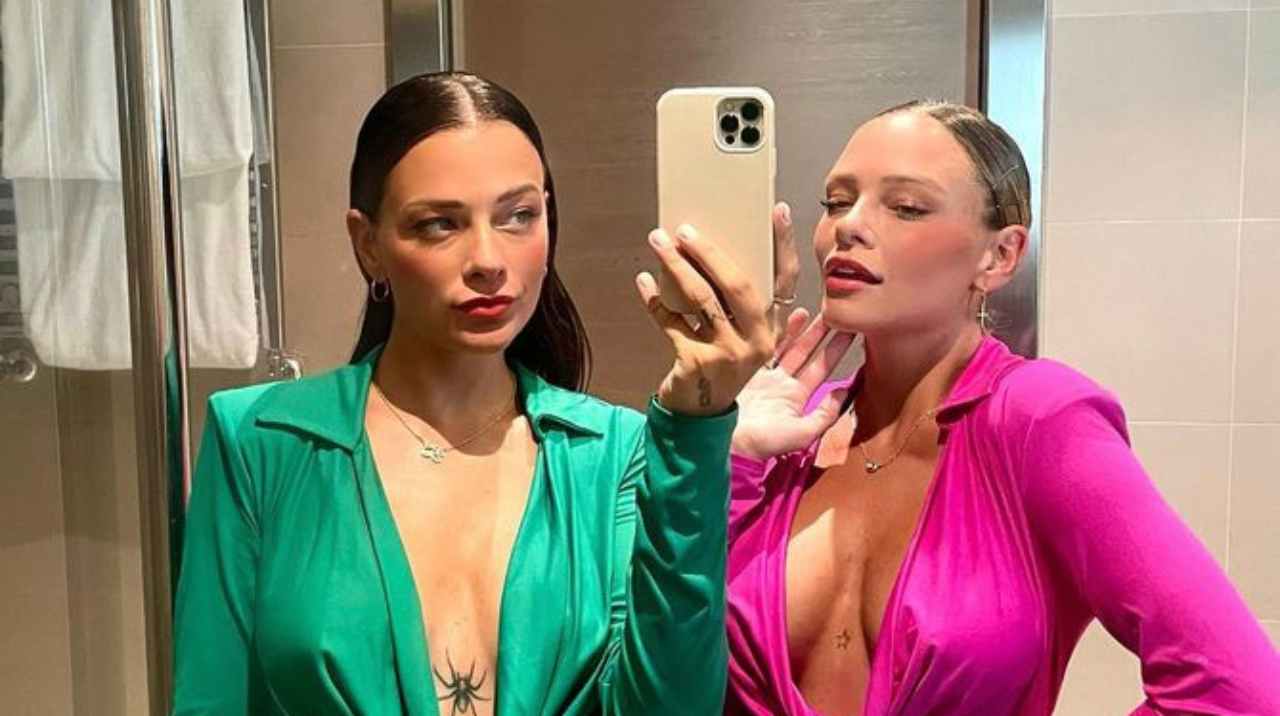 Le Donatella su Instagram allo specchio 