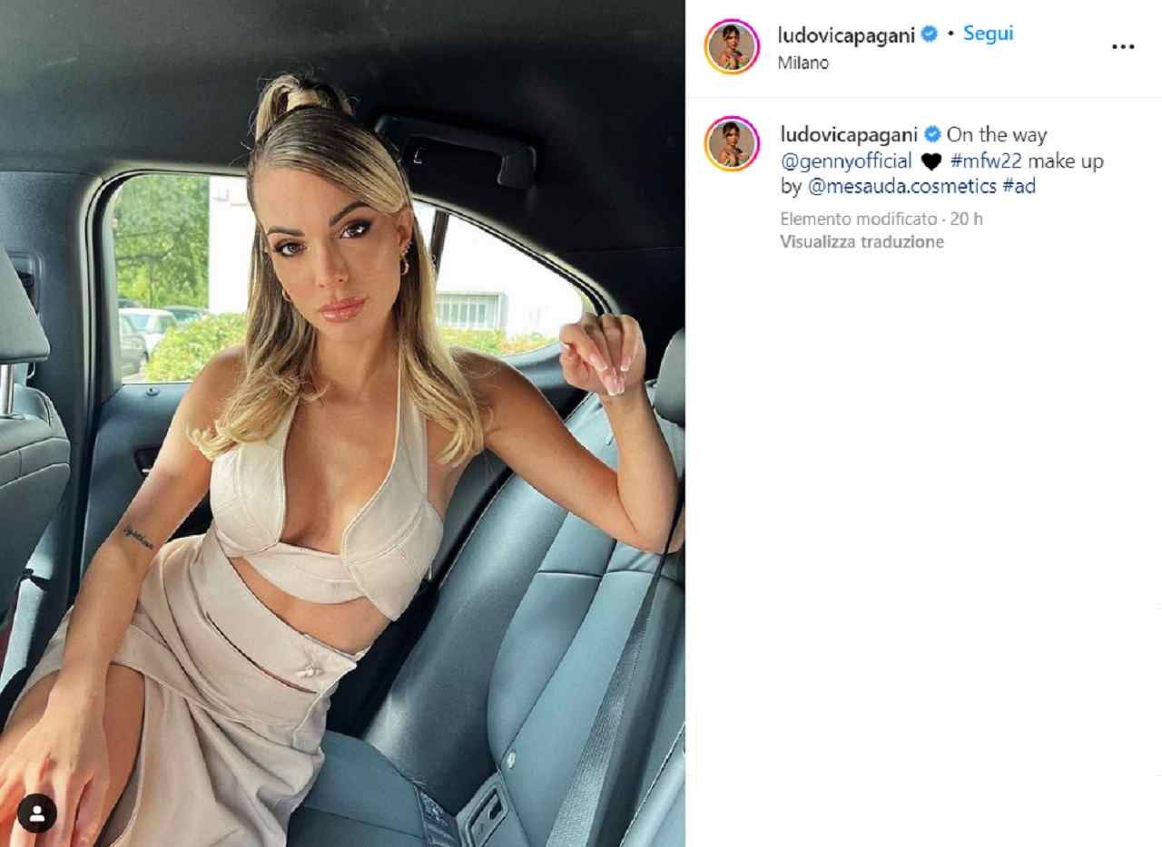 Ludovica Pagani è bollente in auto: il vestito è quasi inesistente