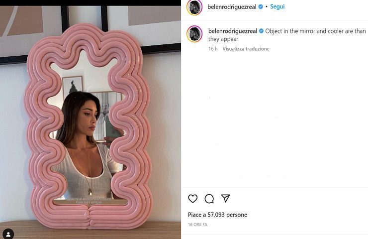 Belen Rodriguez, scollatura micidiale nel selfie allo specchio