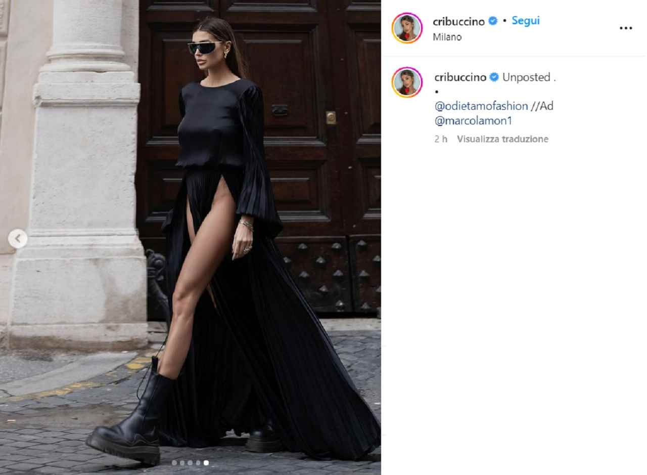 Cristina Buccino fantastica a Milano: l'abito nero è fin troppo aperto