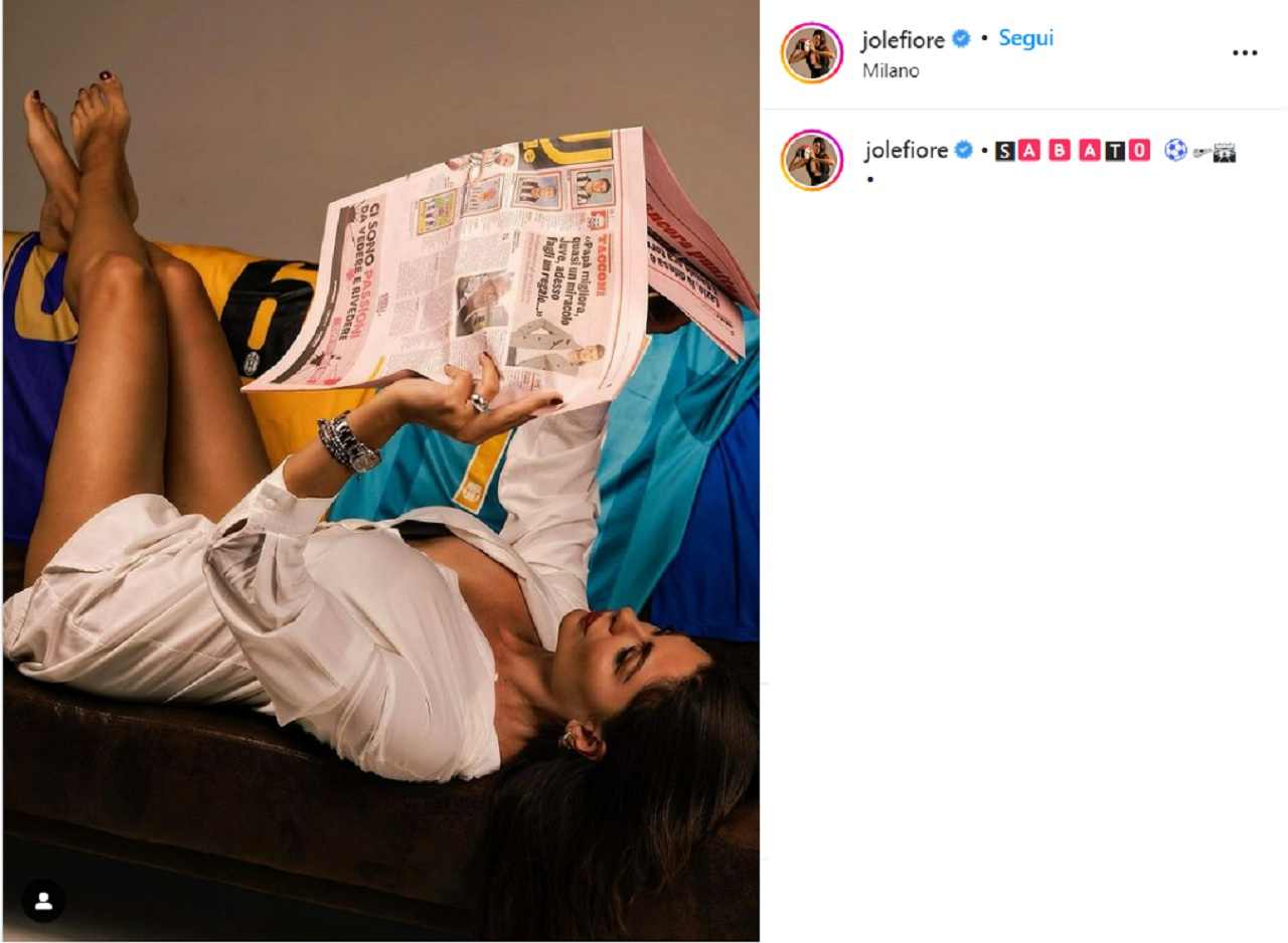 Jolanda De Rienzo bollente sul divano: gambe tutte scoperte