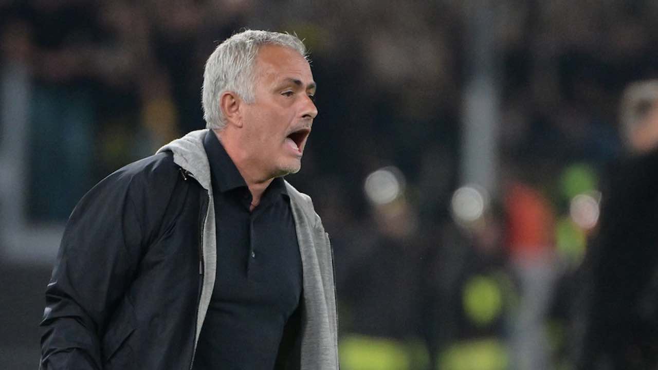 Mourinho nel mirino: "Giochiamo da schifo"