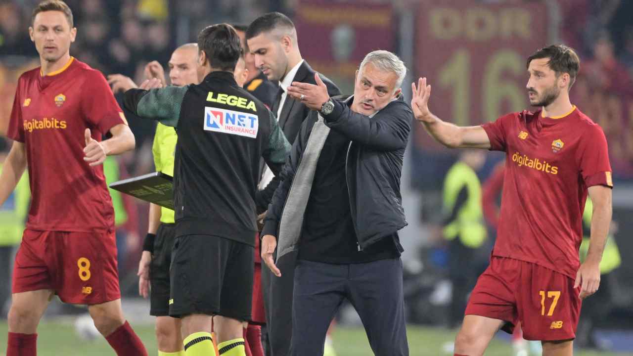 Mourinho nel mirino: "Giochiamo da schifo"