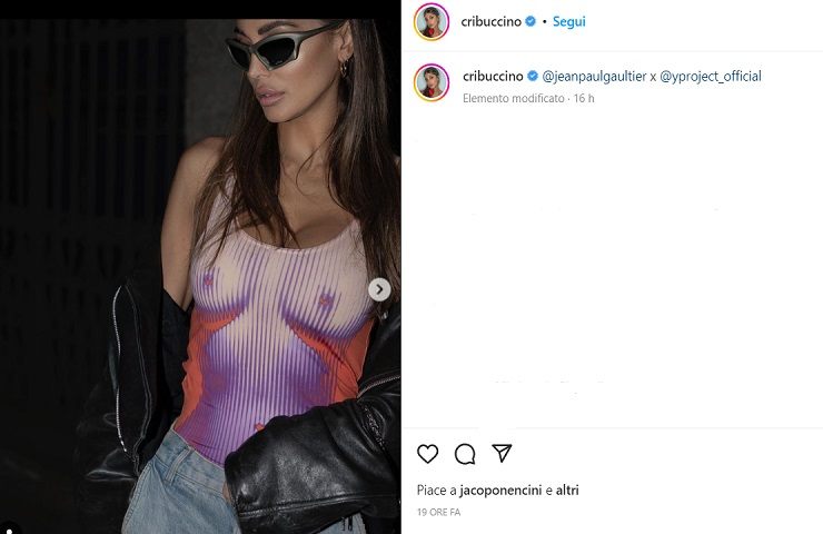 Cristina Buccino, con quella maglietta sembra nuda - FOTO