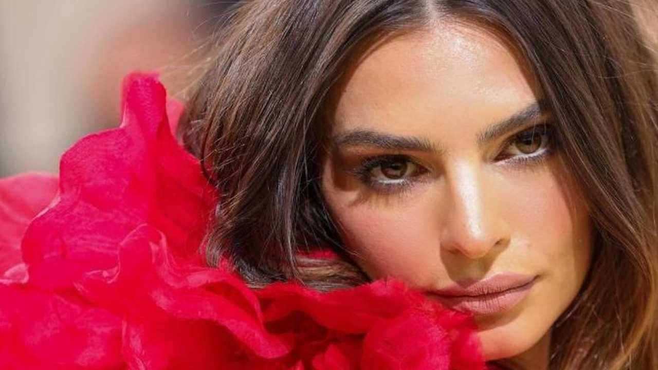 Emily Ratajkowski, il bikini non perdona: incontenibile - VIDEO