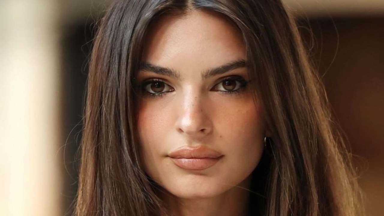 Emily Ratajkowski, un perizoma così illegale non si è mai visto