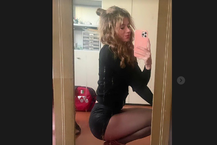 Camila Giorgi allo specchio, minigonna e posa micidiale