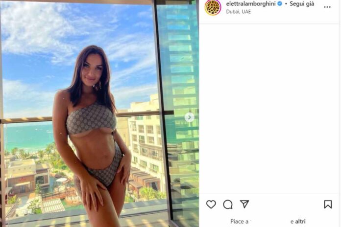 Elettra Lamborghini Va Fuori Di Seno Bikini Troppo Piccolo