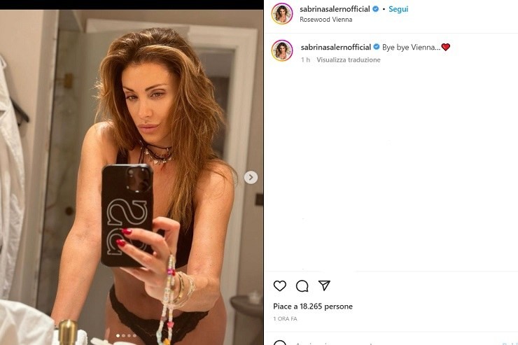 Sabrina Salerno, selfie in intimo allo specchio: buca lo schermo