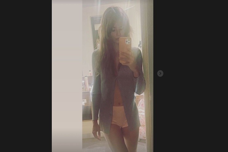 Camila Giorgi, il selfie in slip e camicetta è da urlo