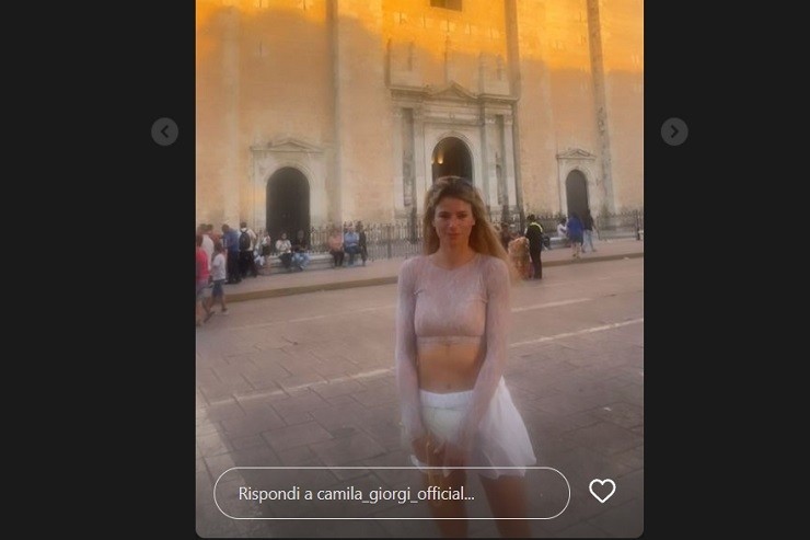 Camila Giorgi, la magliettina trasparente svela l'intimo