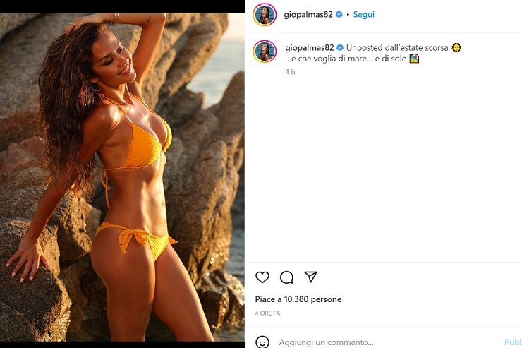 Giorgia Palmas, che voglia di estate: perfetta in bikini