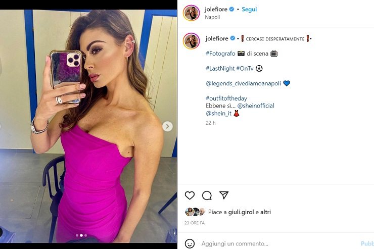 Jolanda De Rienzo, il vestito scollatissimo sta su a fatica