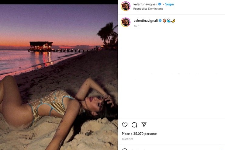 Valentina Vignali, sirena sulla spiaggia: incontenibile in costume