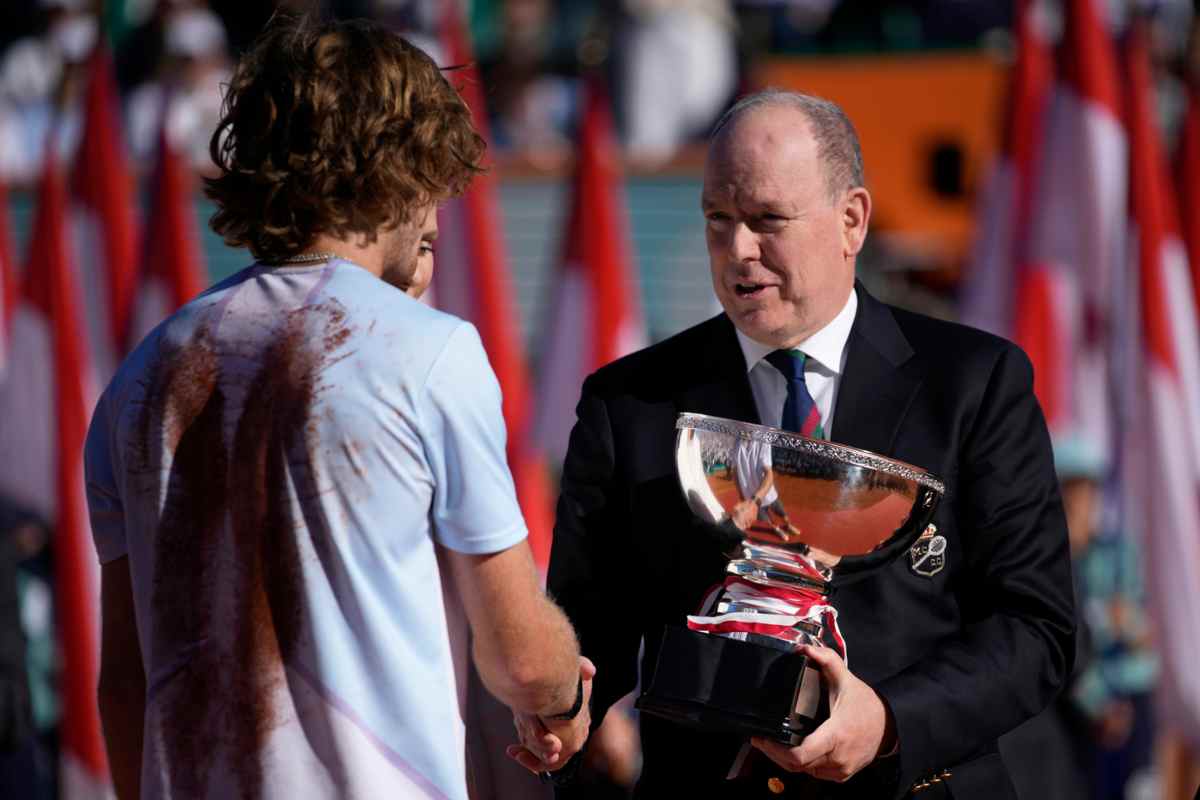 Tennis, Rublev vince a Montecarlo ma sbaglia durante la premiazione: la gaffe del russo