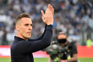 Milik applaude il pubblico