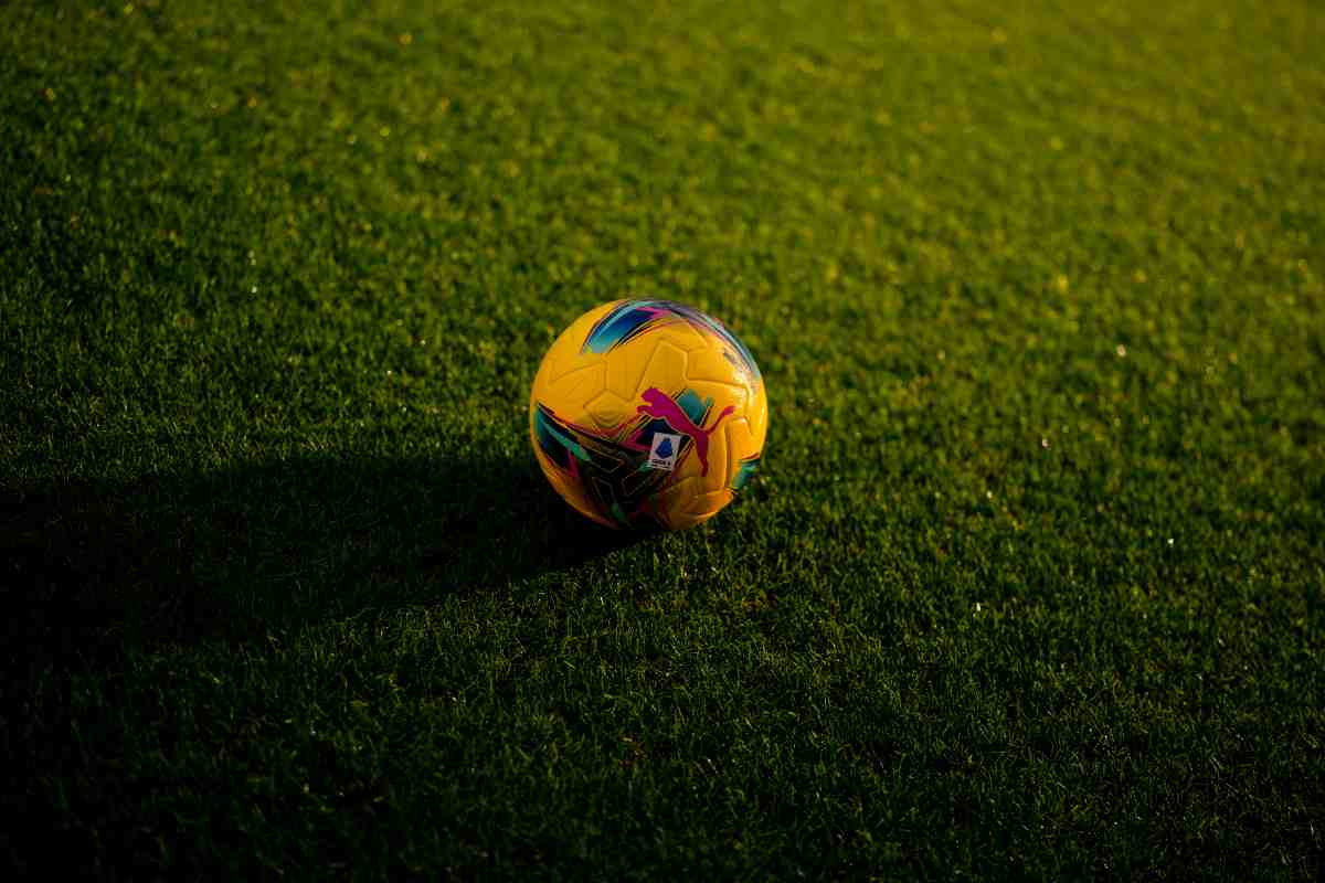Il pallone sul campo di calcio
